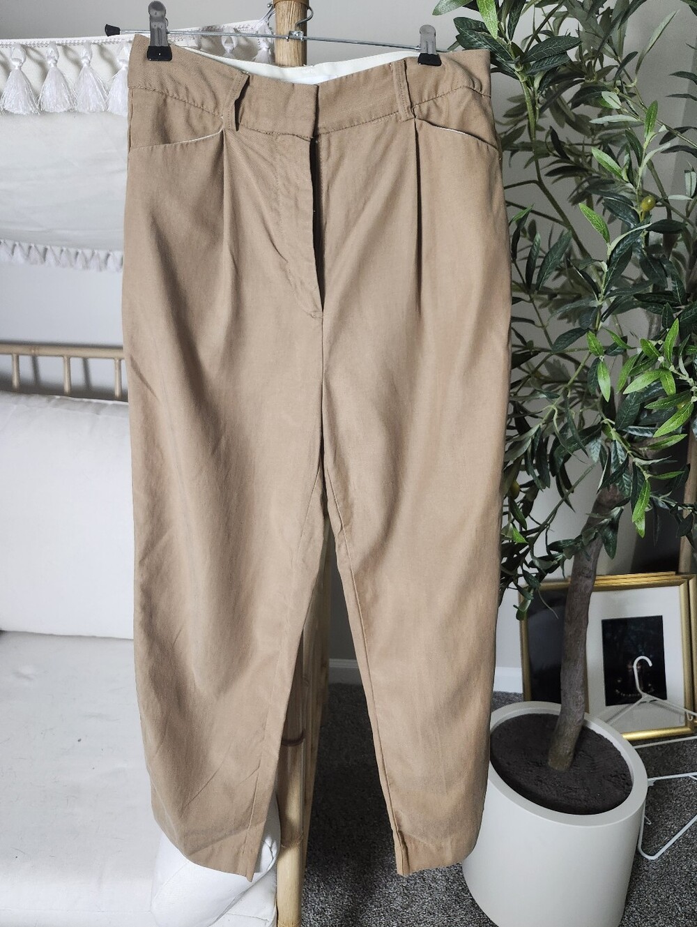 Like New Mango Women's High Waisted Khaki Straight-Leg Chinos Size 4